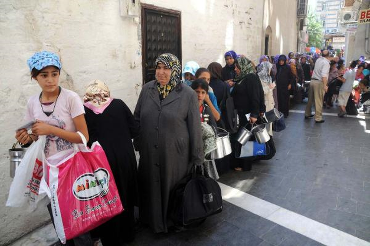 44 Derecede İftarlık Yemek Kuyruğu