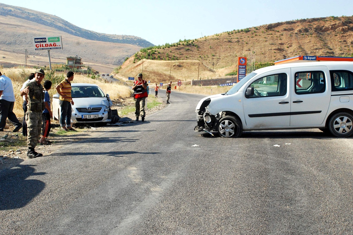 Adıyaman\'da İki Otomobil Çarpıştı: 4 Yaralı