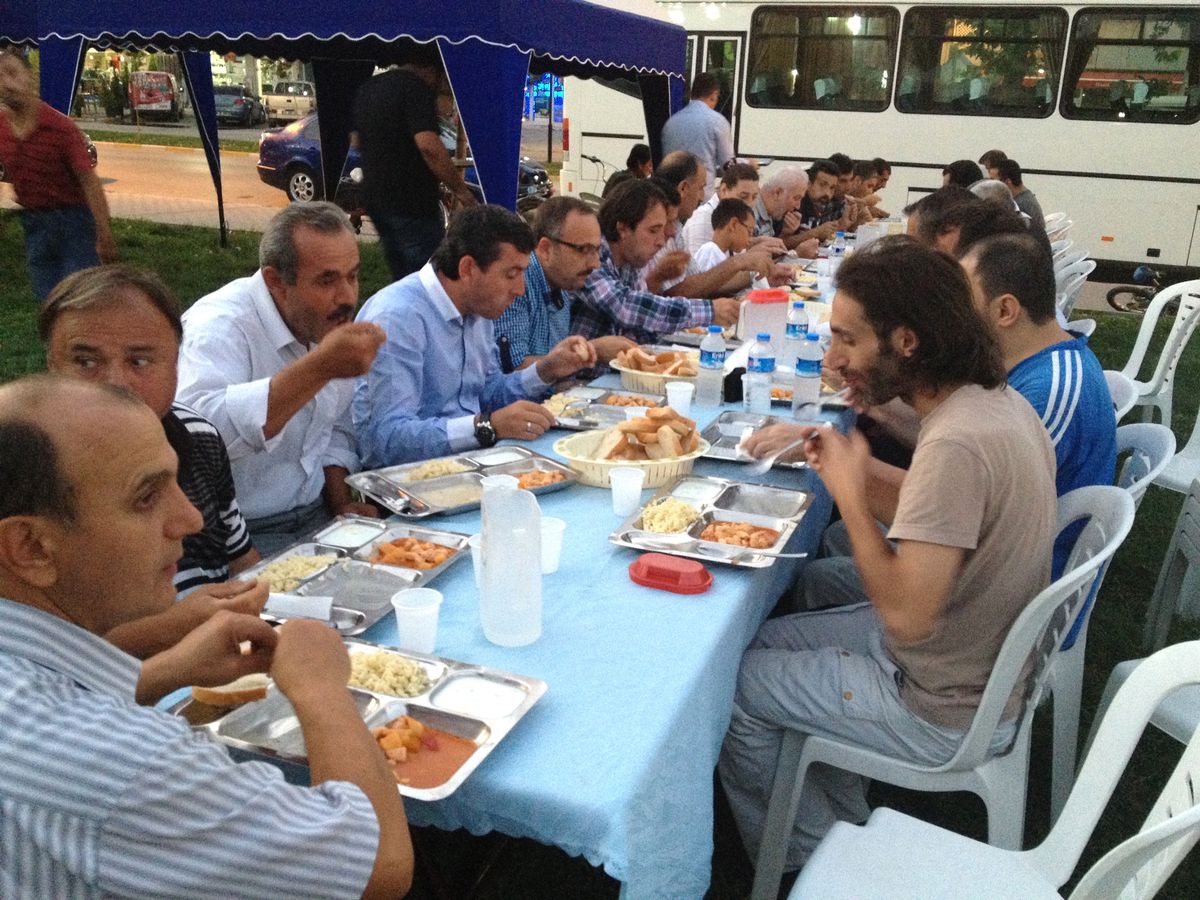 AK Parti Gürsu İlçe Teşkilatı Her Akşam 400 Kişiye İftar