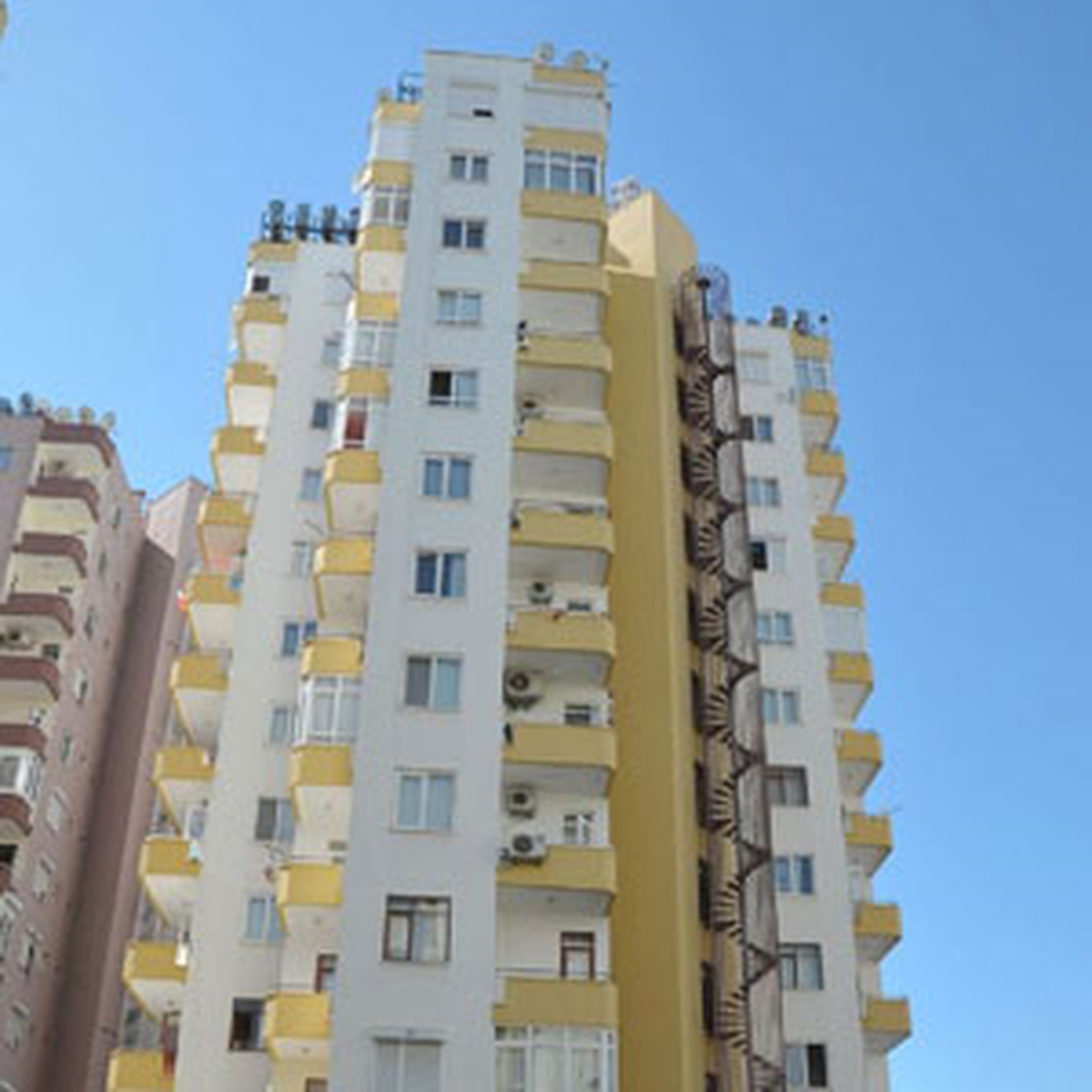 Antalya\'da 9. Kattan Düşen Çocuk Öldü