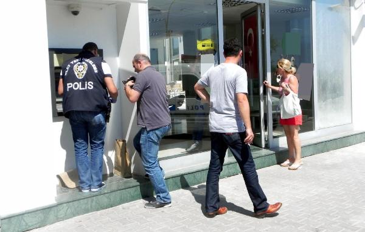 Atm\'ye Kart Kopyalama Düzeneği Yerleştirmişler