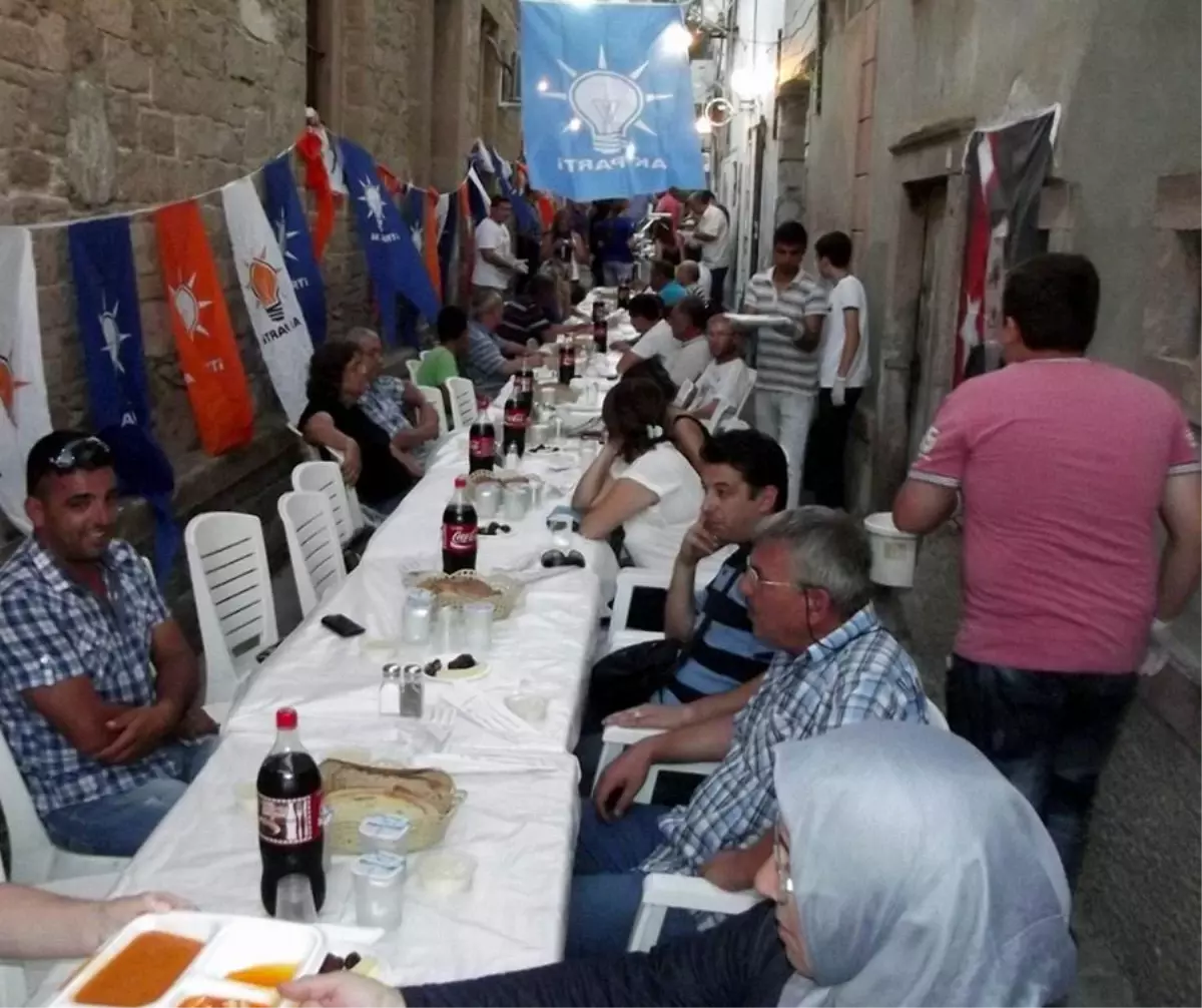 Ayvalık AK Parti\'den Ramazan Süresince İftar Sofrası