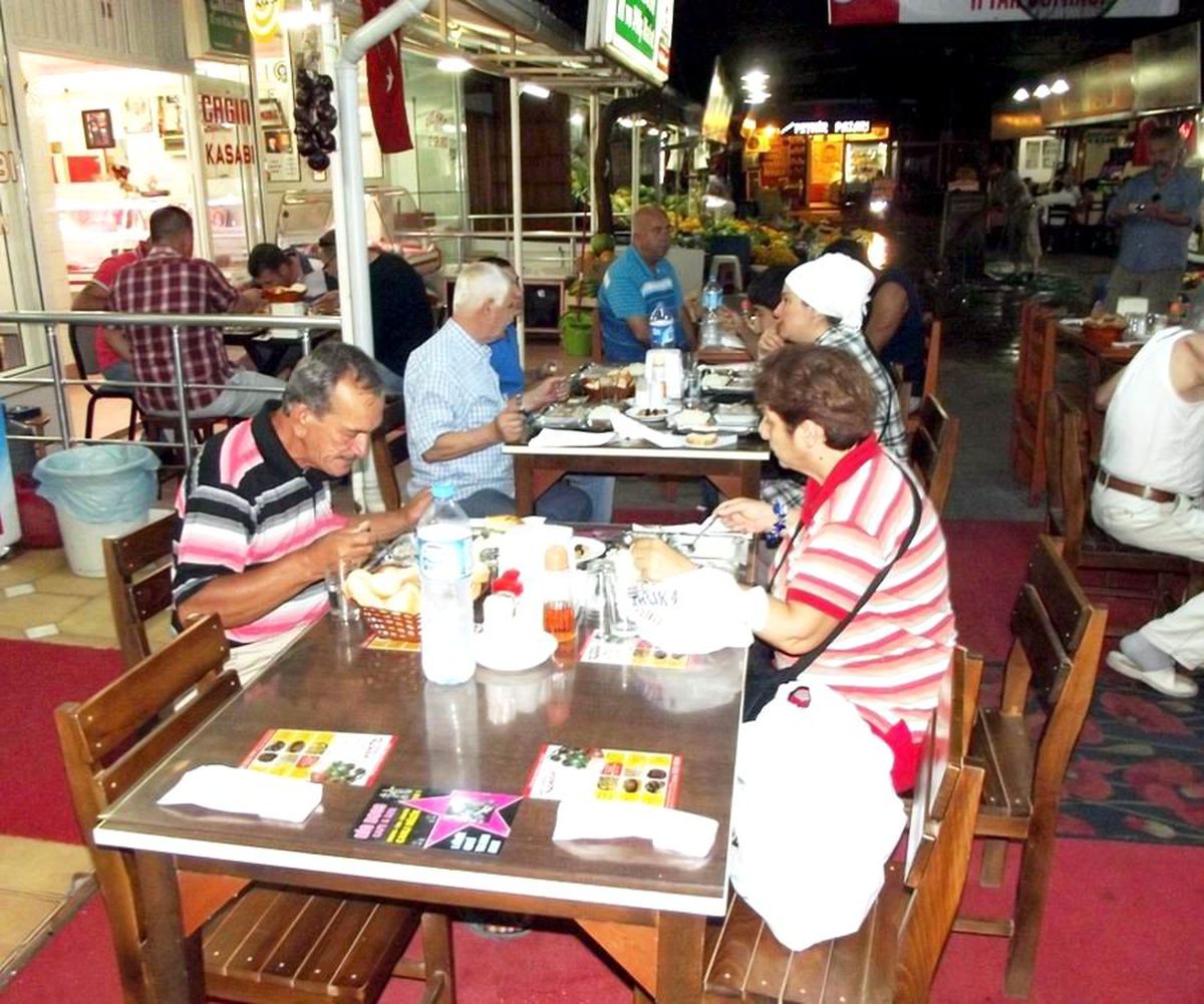 Ayvalık MHP\'nin İftar Sofrasına İlgi Yoğun
