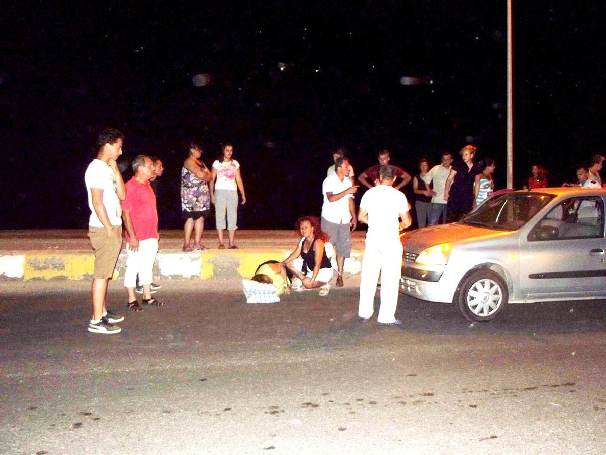 Ayvalık\'ta Karşıdan Karşıya Geçmekte Olan Yaşlı Kadına Otomobil Çarptı