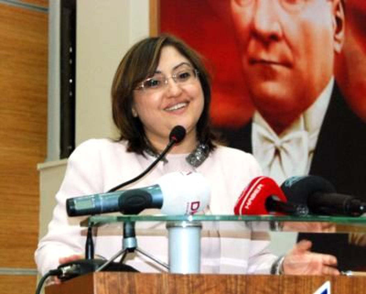 Bakan Şahin\'den Başkan Güzelbey\'e \'Kal\' Çağrısı