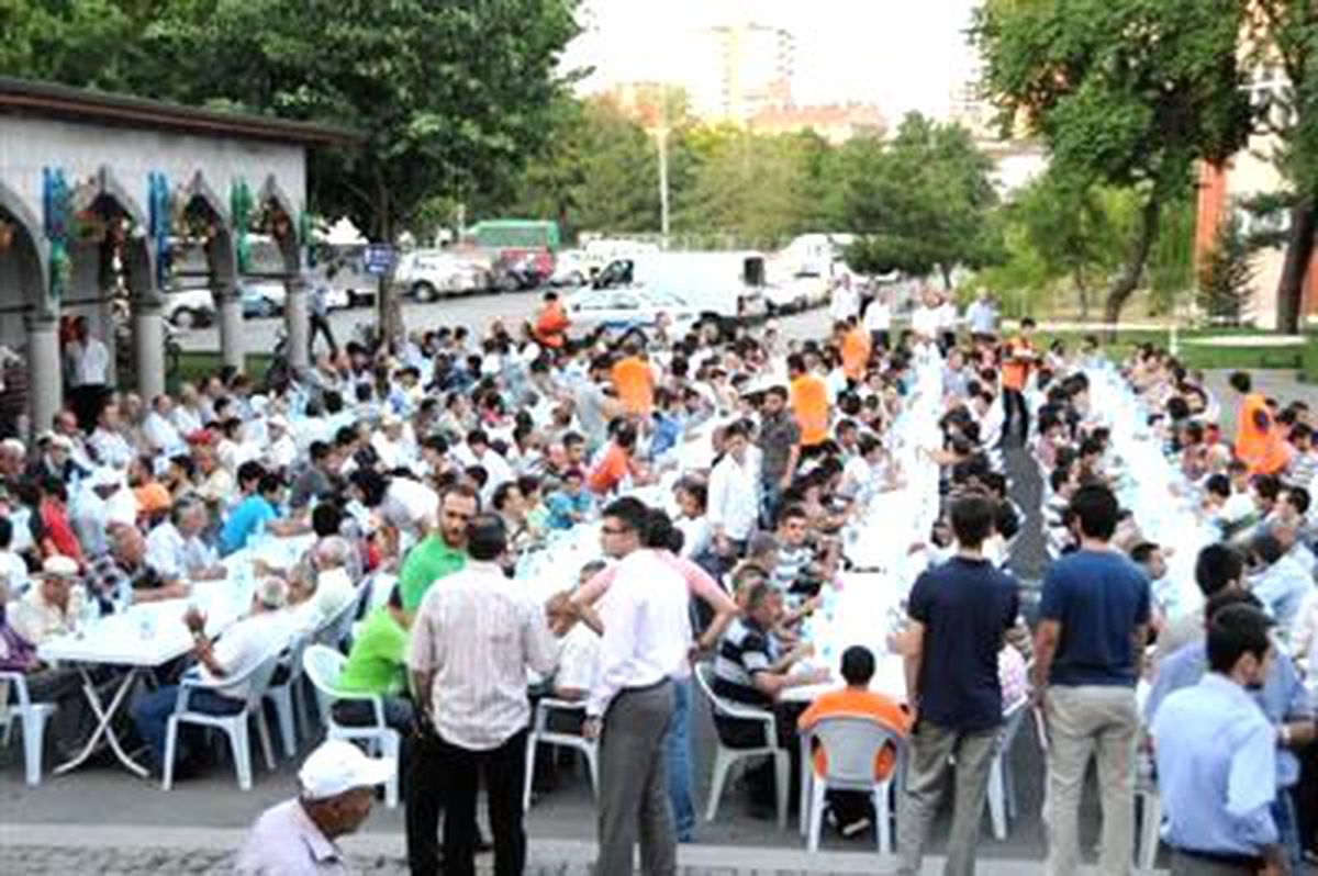 Bakan Yıldız AK Parti\'nin İftar Sofrasına Katıldı