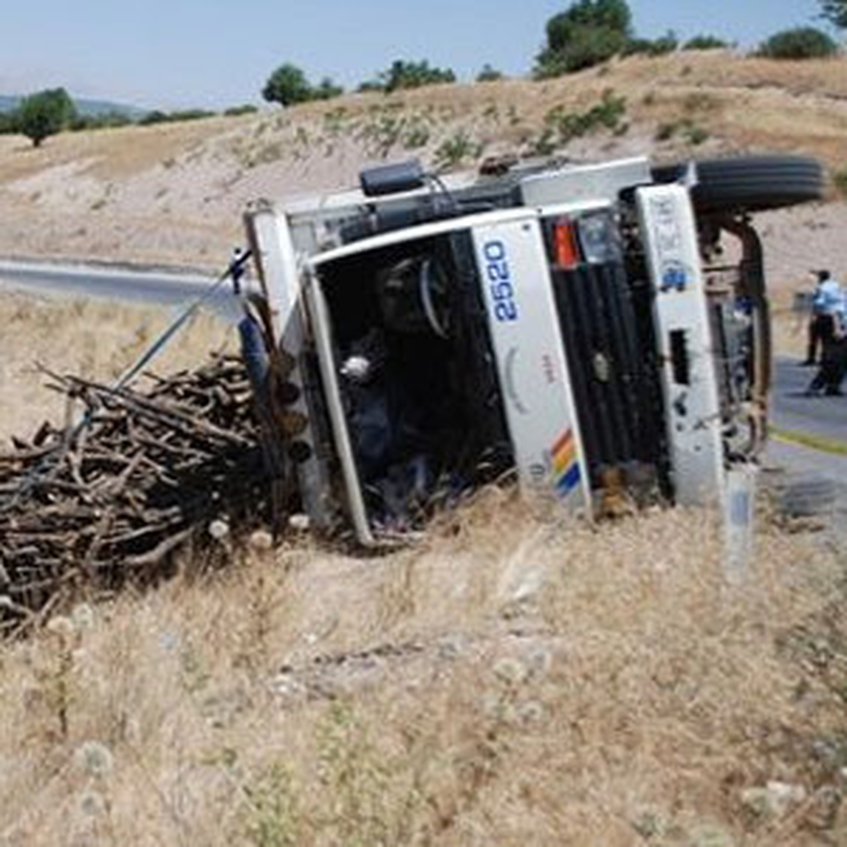 Besni\'de Odun Yüklü Kamyon Takla Attı