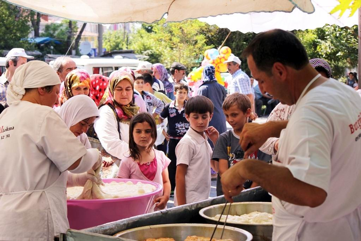 Bigadiç\'te Üniversitelilerden Lokma Hayrı
