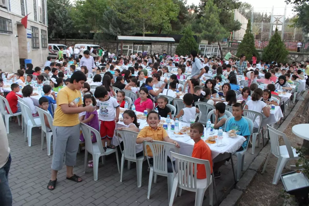 Bursalı Çocukların Camide İftar Keyfi