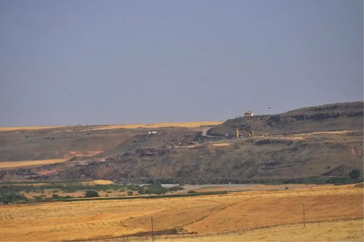 Cizre\'nin Karşısındaki Karakolda Suriye Bayrağı İndirildi