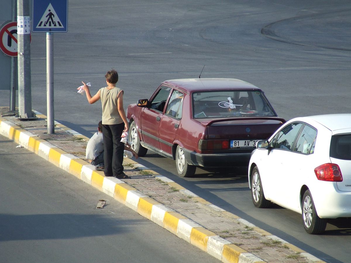 Çocuk Seyyar Satıcılar Trafiği Aksatıyor