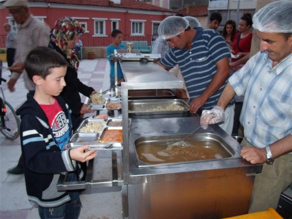 Demirci\'de Hayırseverler İftar Yemeği Veriyor