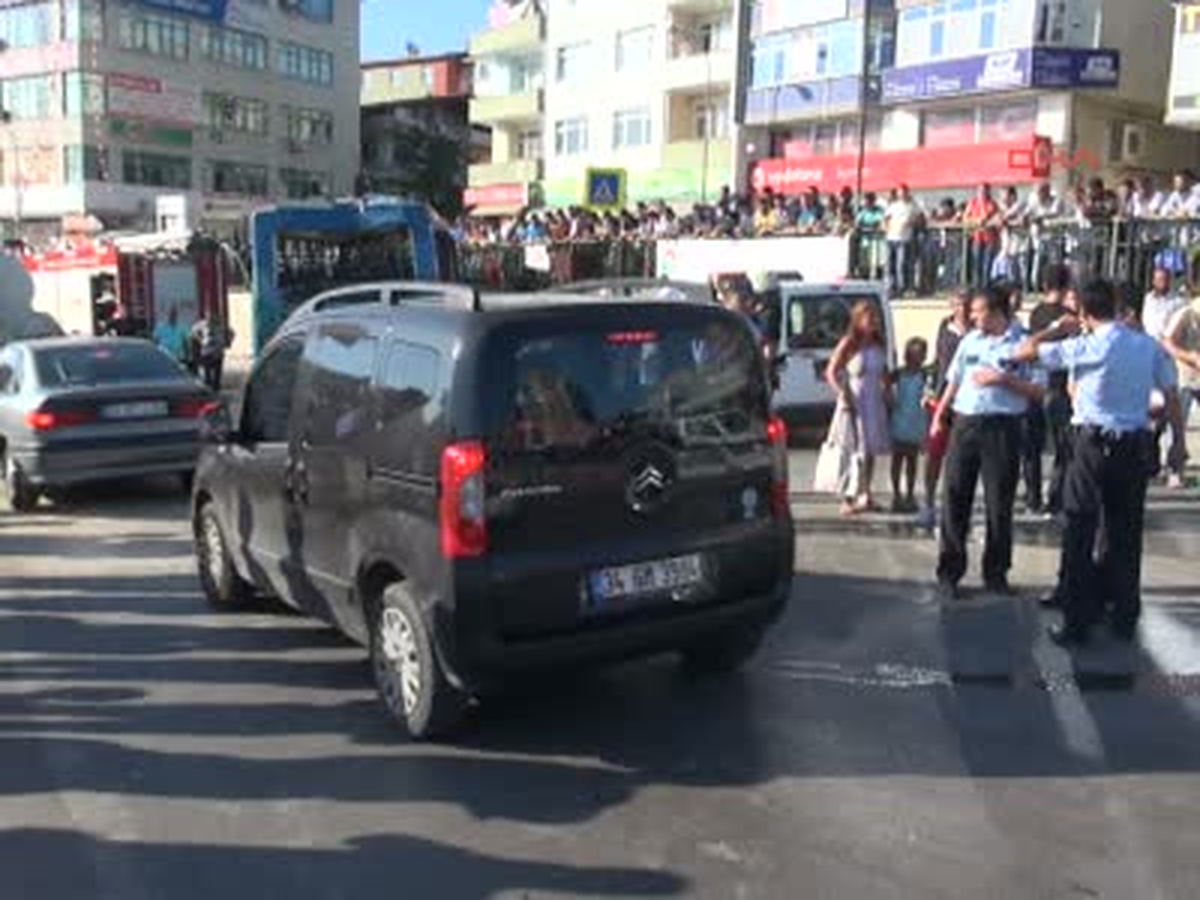 Halk Otobüsüne Kamyon Çarptı: 6 Yaralı