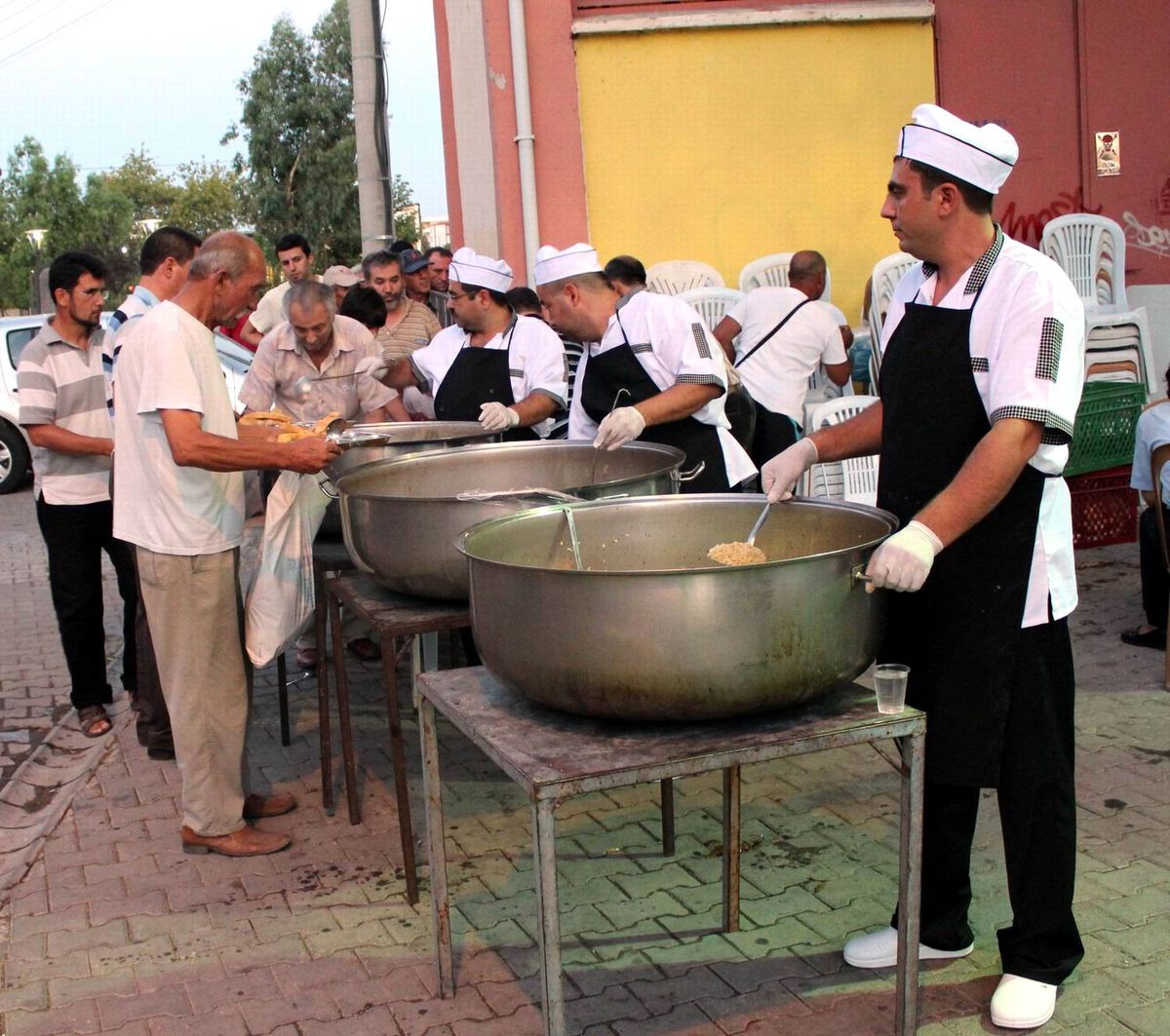 Edremit\'teki İftar Sofraları Mağduriyetleri Gideriyor