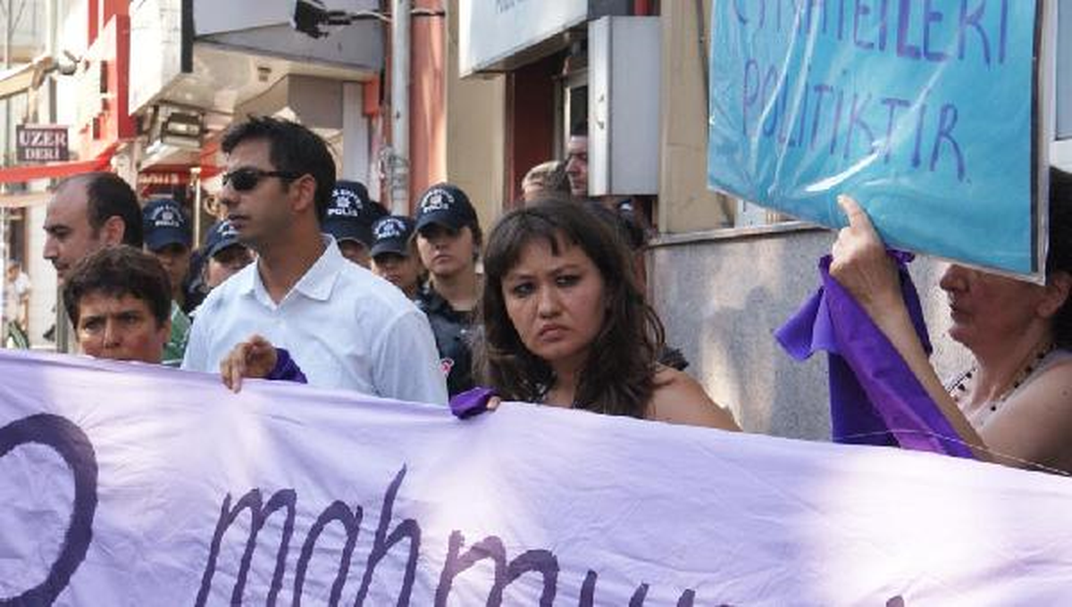 Feministler Kadın Cinayetlerini Protesto Etti