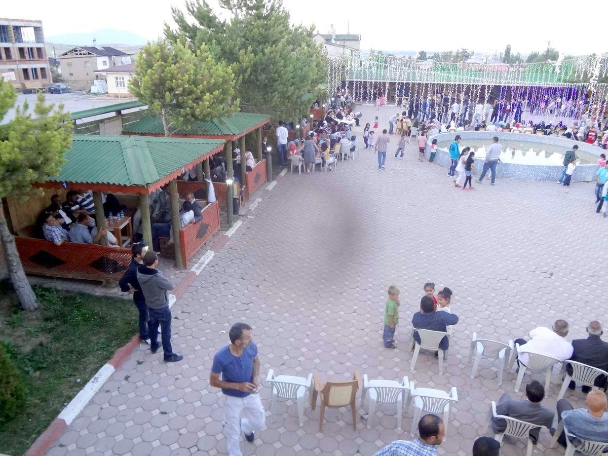 Kangal\'da Düğünler Festival Havasında Yapılıyor