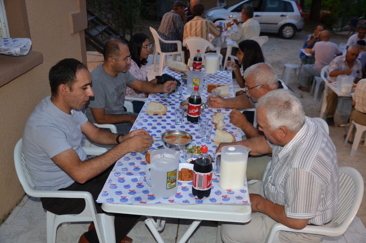 Köyde Her Gün Bir Kişi İftar Yemeği Veriyor