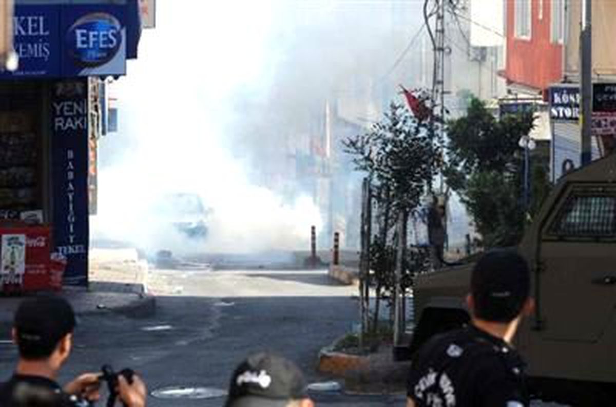 Okmeydanı\'nda Molotoflu Eyleme Gazlı Müdahale