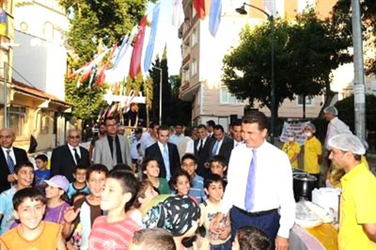 Şişli\'de Her Akşam Sokak İftarı