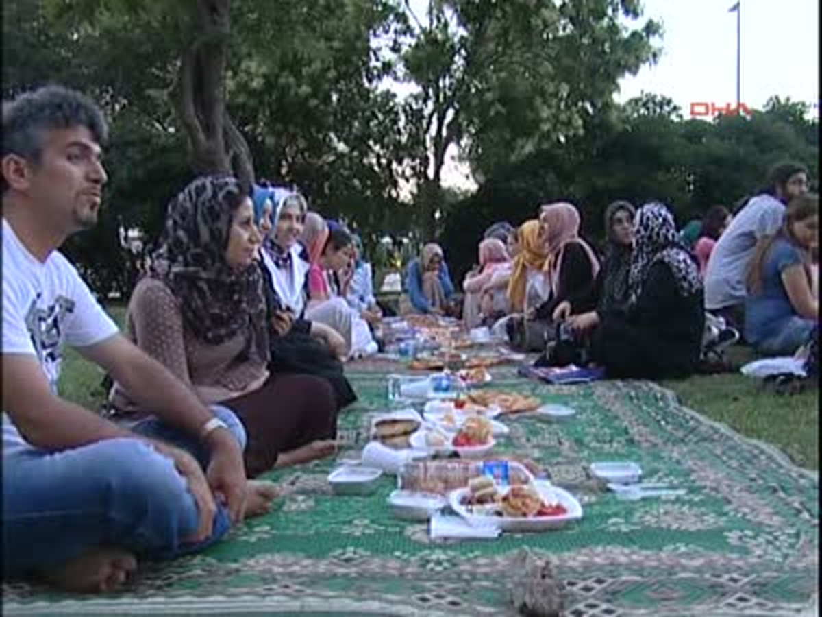 Taksim\'de Lüks İftar Protestosu Emek ve Adalet Platformu Üyesi Bir Grup, Dünyadaki Açlık ve...