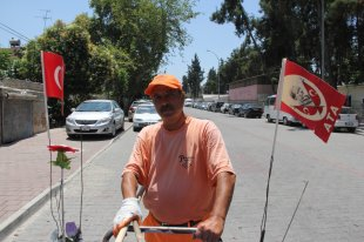 Temizlik Çalışanının Türk Bayrağı Sevgisi