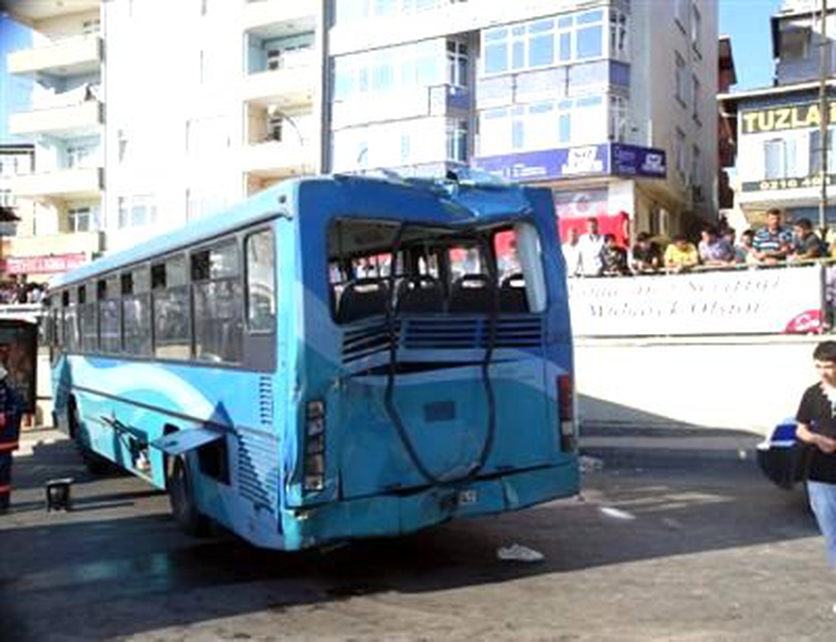Tuzla\'da Kamyon Halk Otobüsüne Çarptı: 6 Yaralı