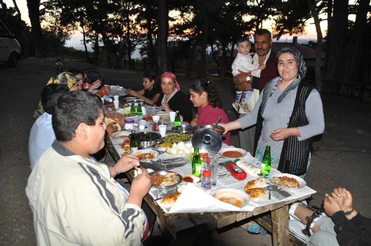 Vatandaşlar Çamlıkta Piknik Yaparak Orucunu Açıyor