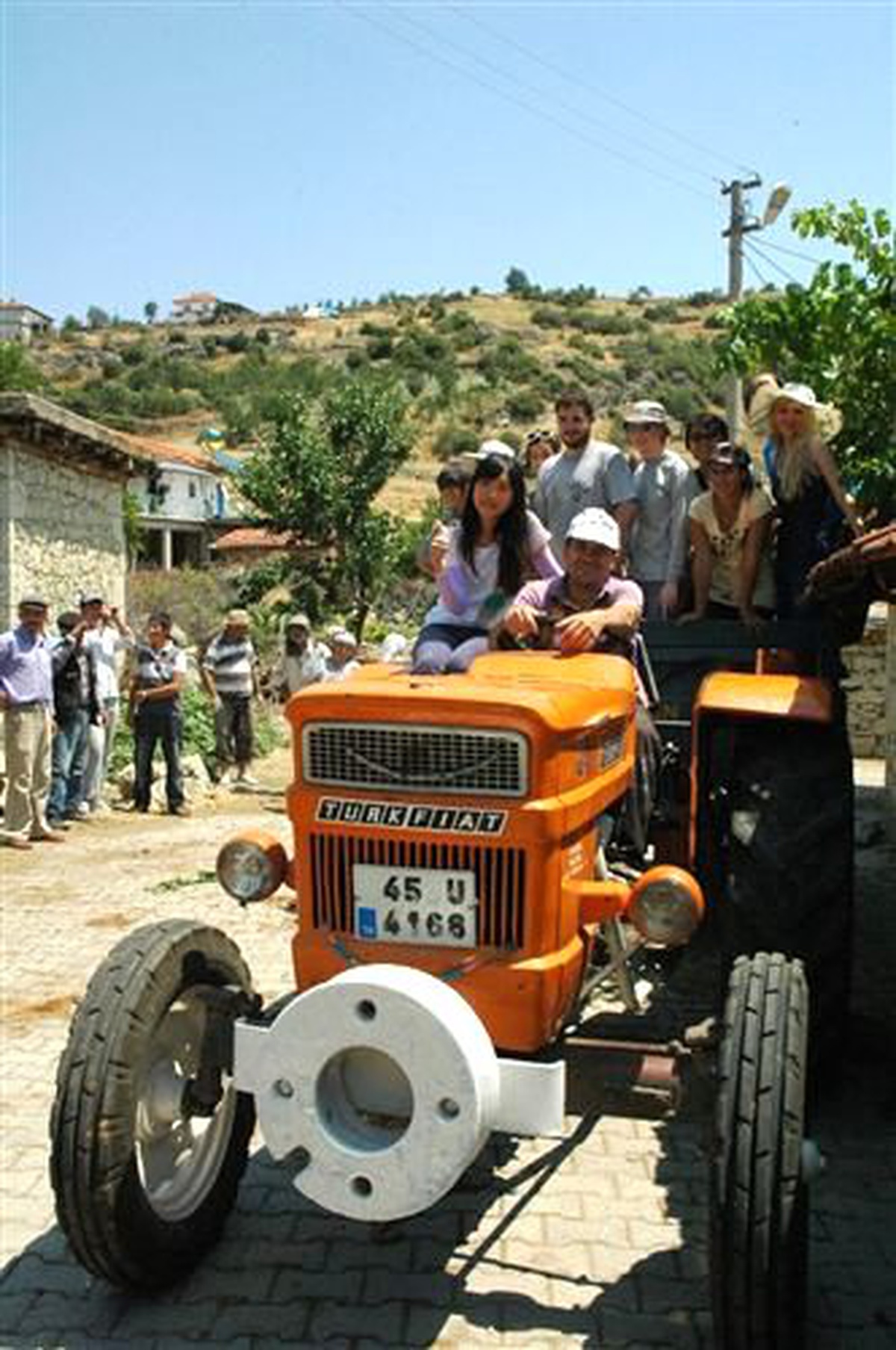 Yabancı Öğrenciler Selendi\'de Köy Evlerini Boyuyor