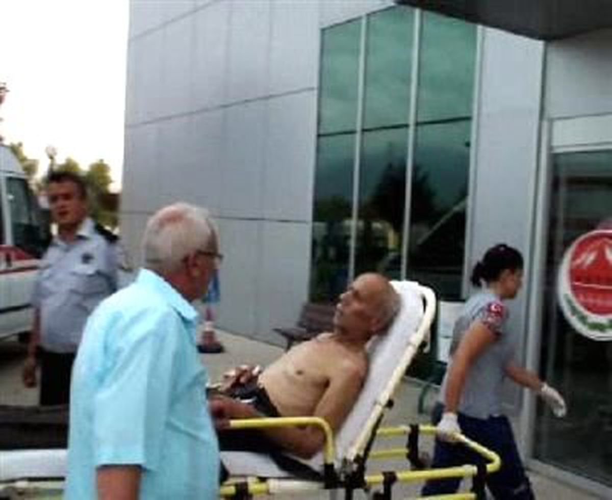 83 Yaşındaki Sürücü, İftara Giderken Otomobilde Mide Kanaması Geçirdi