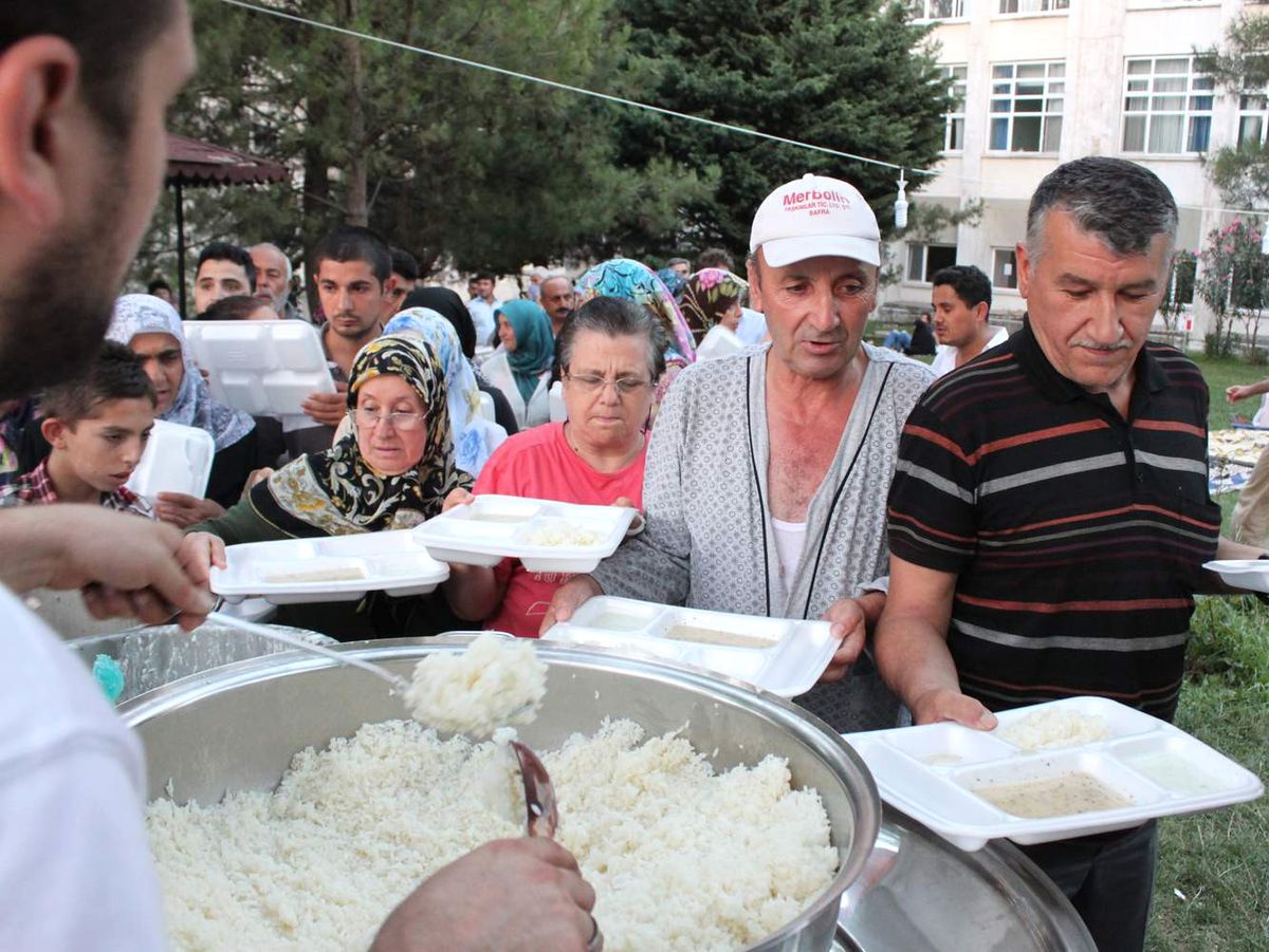 Acil Servis Önünde İftar