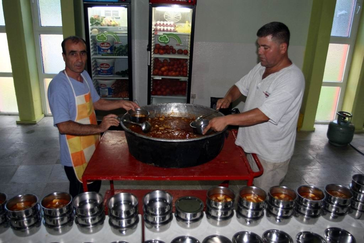 Altınova Belediyesi\'nden Yemek Servisi