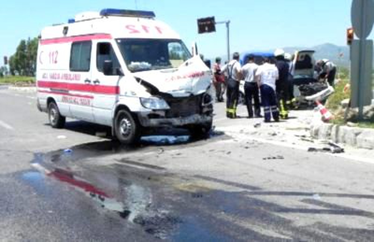 Ambulansla Otomobil Çarpıştı: 1 Yaralı