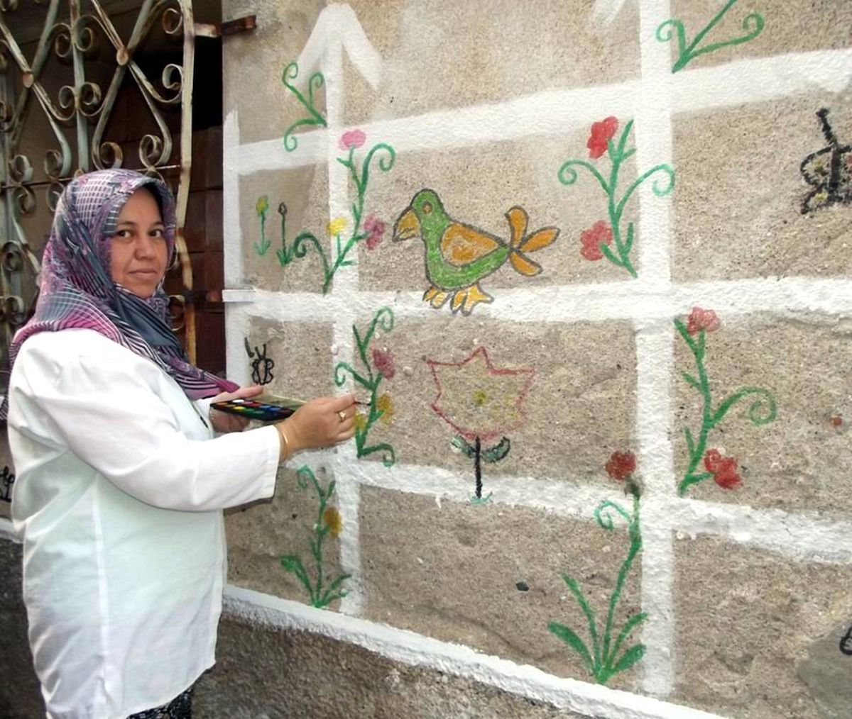 Atıl Evin Duvarını Portreye Çevirdi