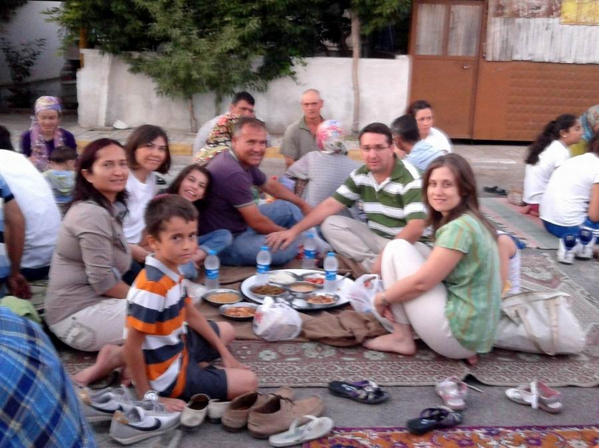 Burhaniye\'de Ak Partililer İftara Katıldı