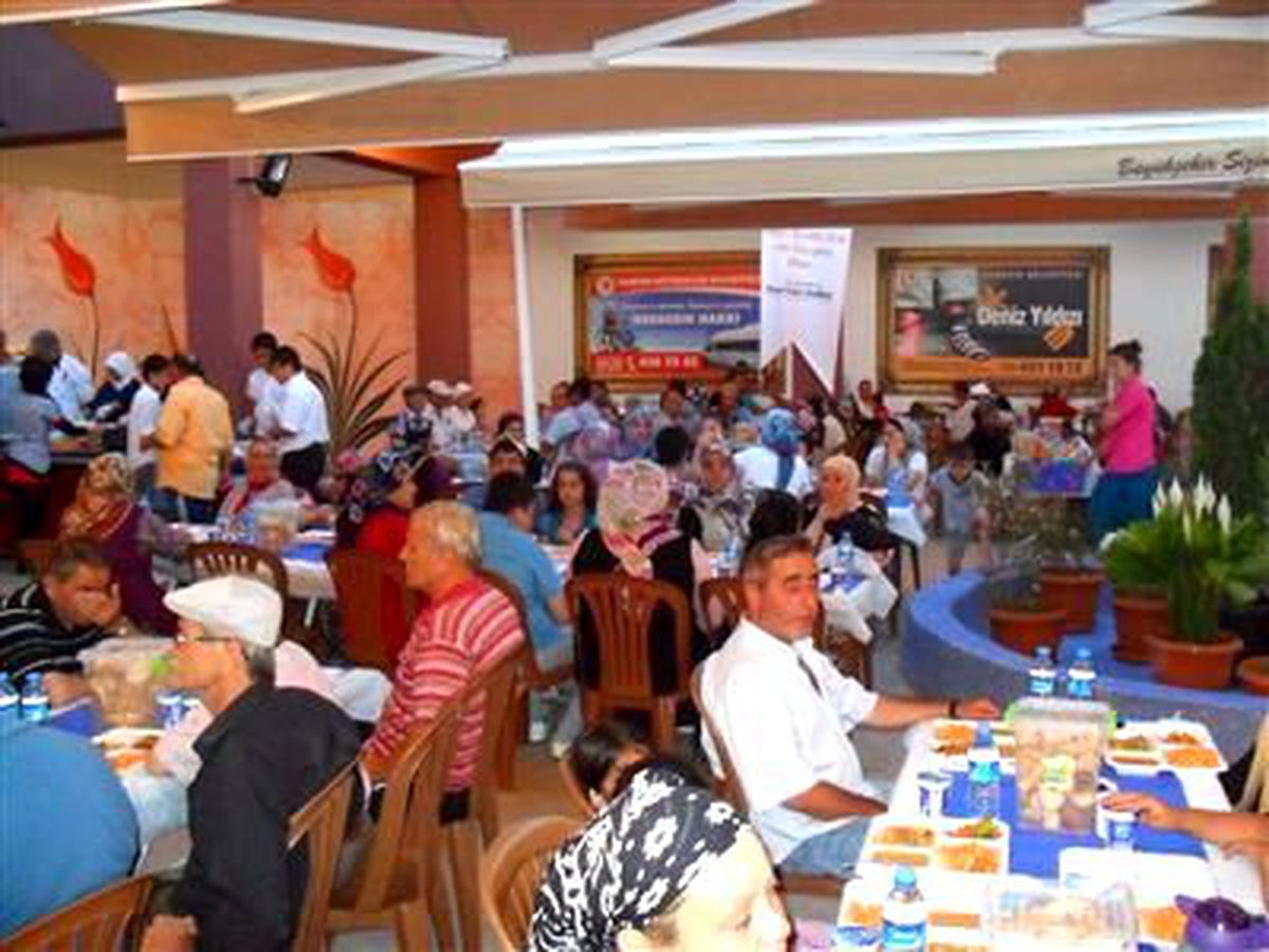 Büyükşehir Belediyesi 2 Bin Kişiye İftar Yemeği Veriyor