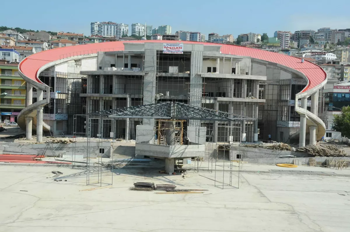 Canik'in, Ay Yıldız Binası Boy Gösteriyor