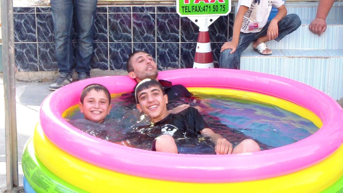 Ceylanpınar\'da Esnaftan Sıcaklara Karşı İlginç Yöntem