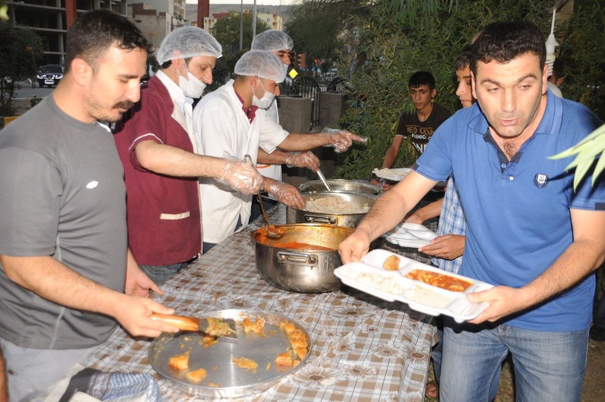 Cizre Belediyesi 500 Kişilik İftar Çadırı Açtı