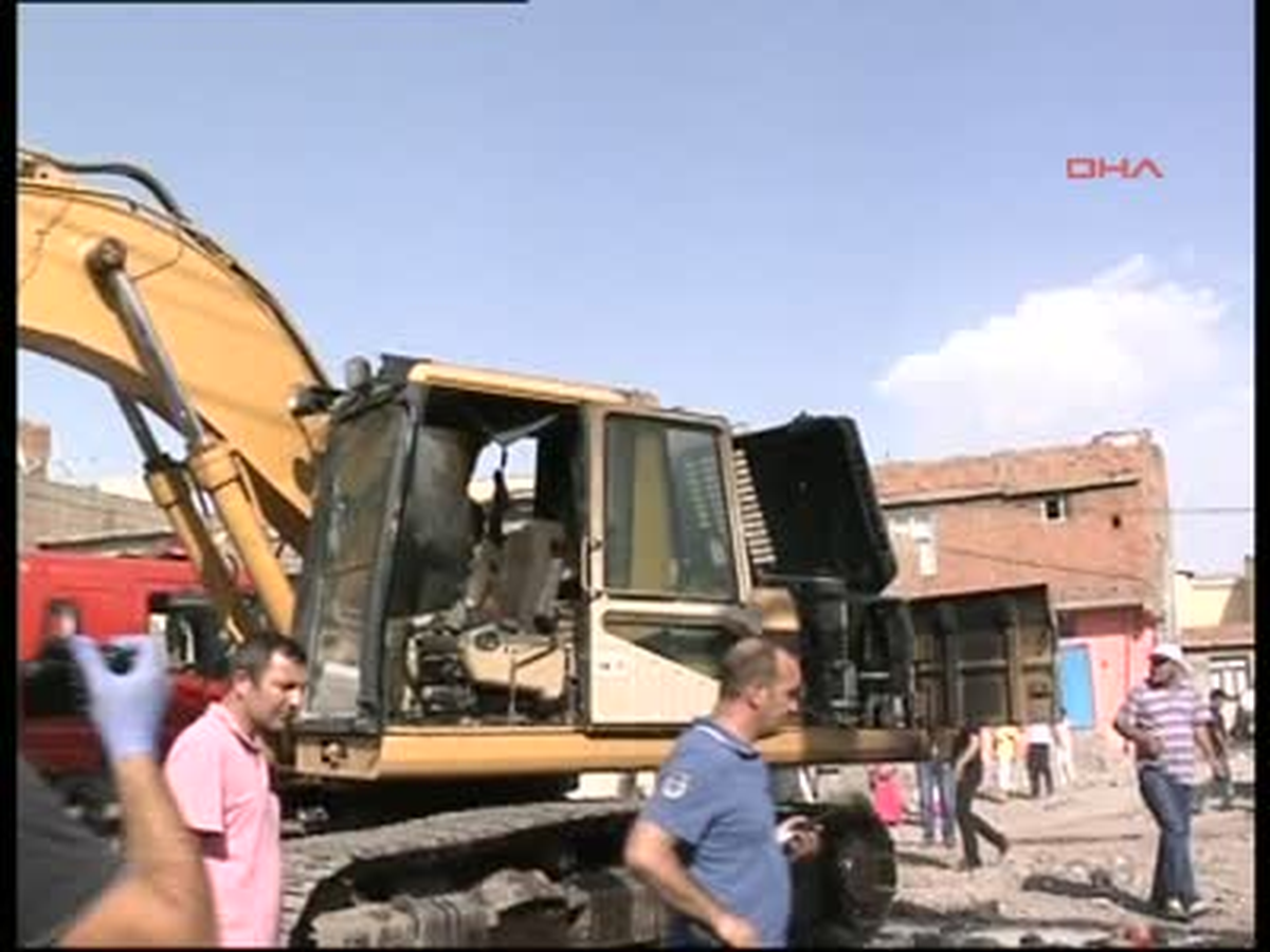 Diyarbakır\'da İş Makinesine Molotoflu Saldırı Ek2