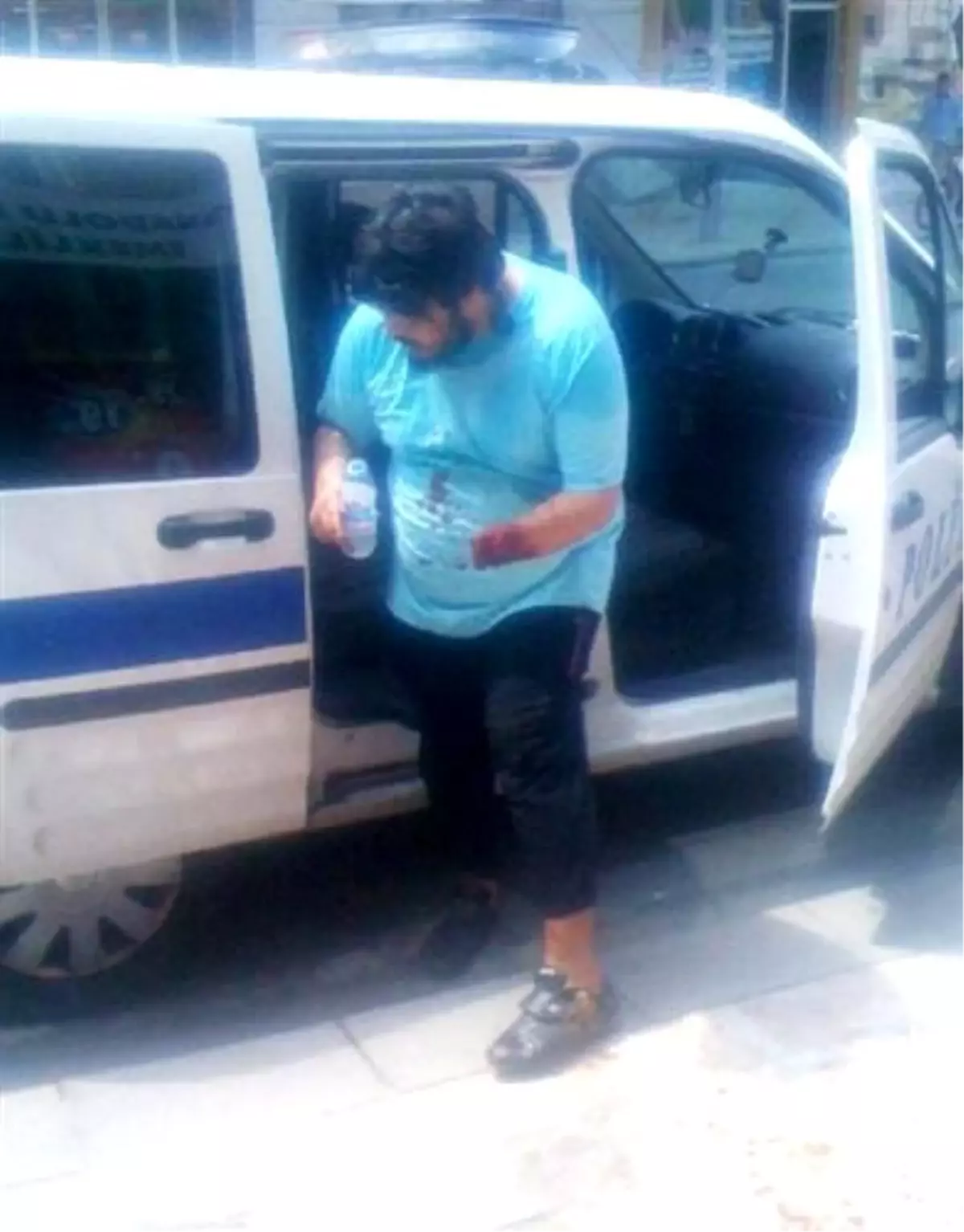 Elini Bileğinden Kesip, Caddede Yürüdü