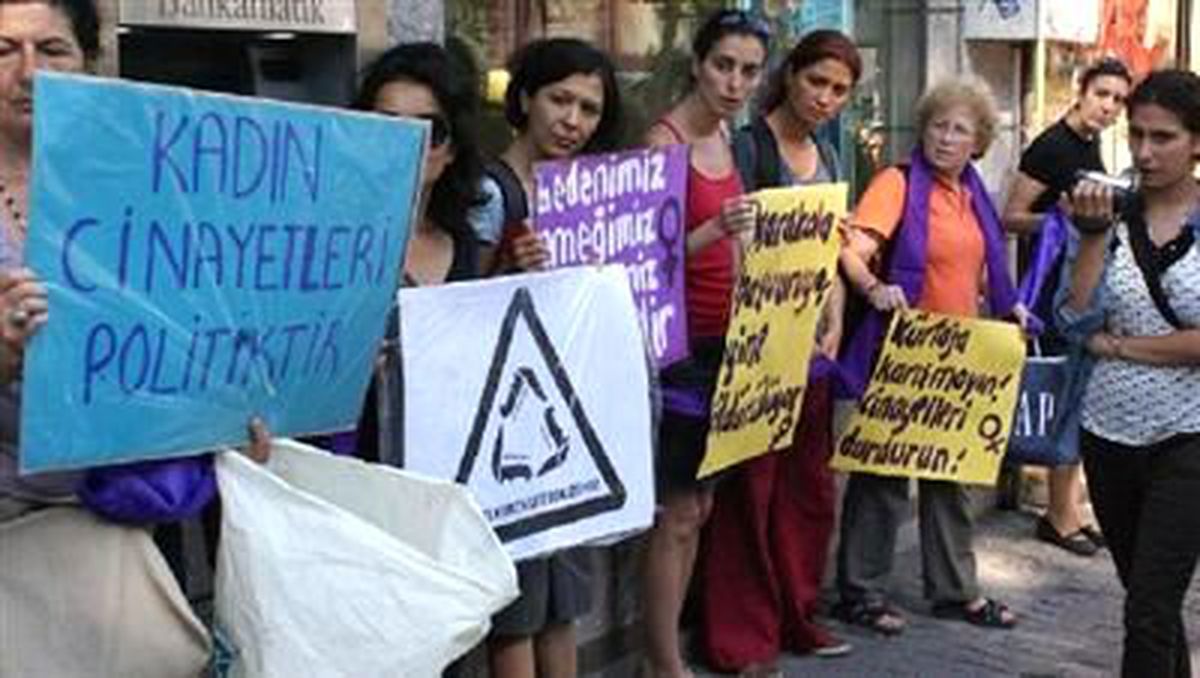 Feministlerden Karakol Önünde Kadın Cinayeti Protestosu