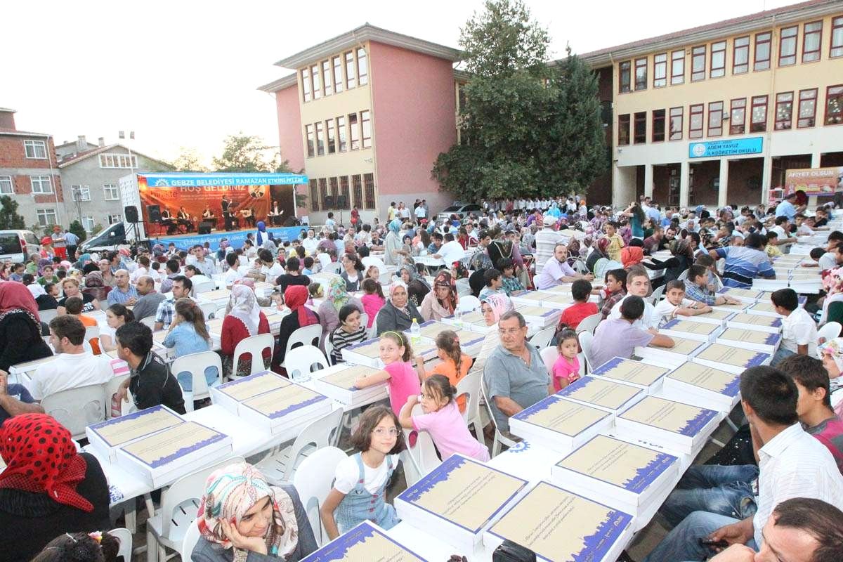 Gebze\'de İftar Sofraları Dolup Taşıyor