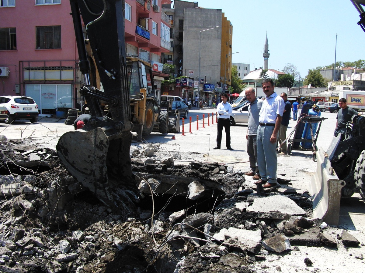 Gemlik Çarşı Deresi Temizleniyor