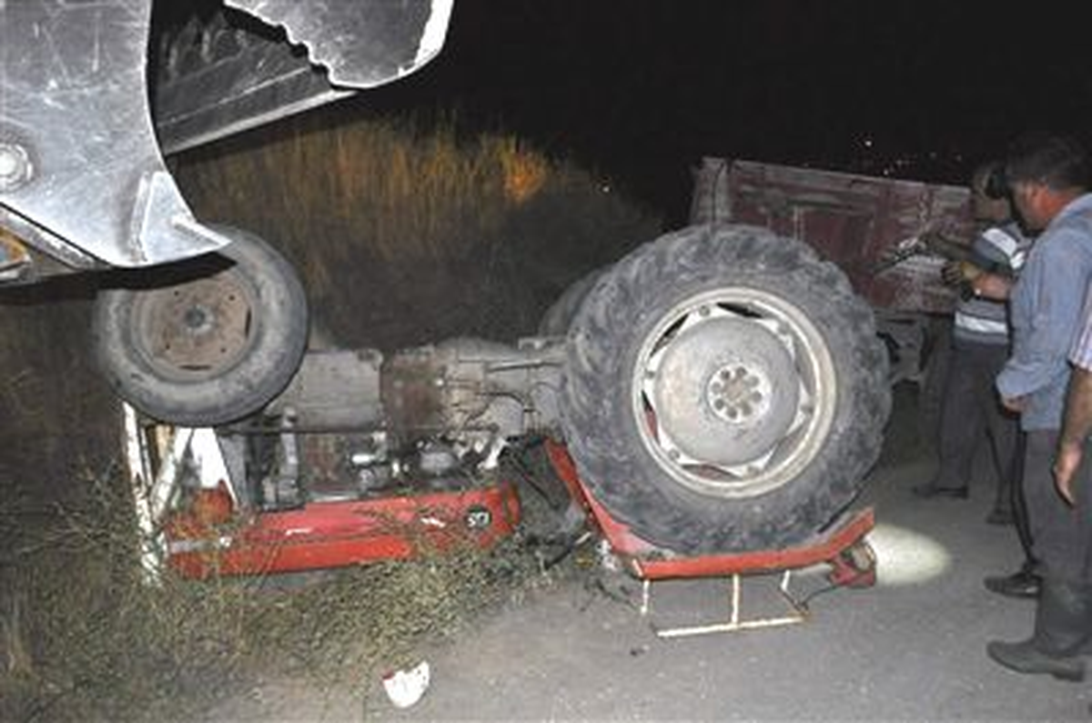 Gölhisar\'da Traktör Devrildi: 1 Ölü