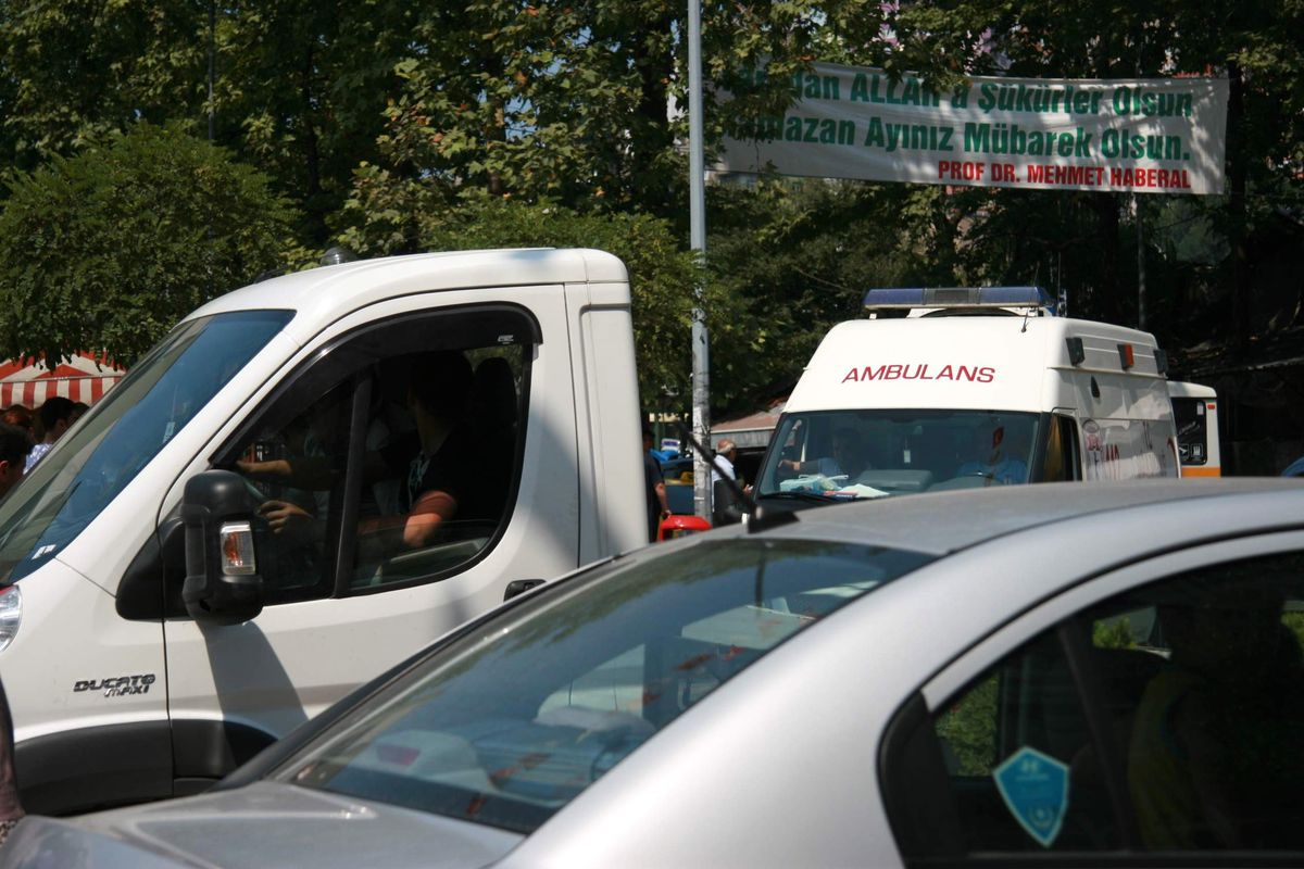 Hasta Yetiştiren Ambulans, Tarfikte Sıkıştı