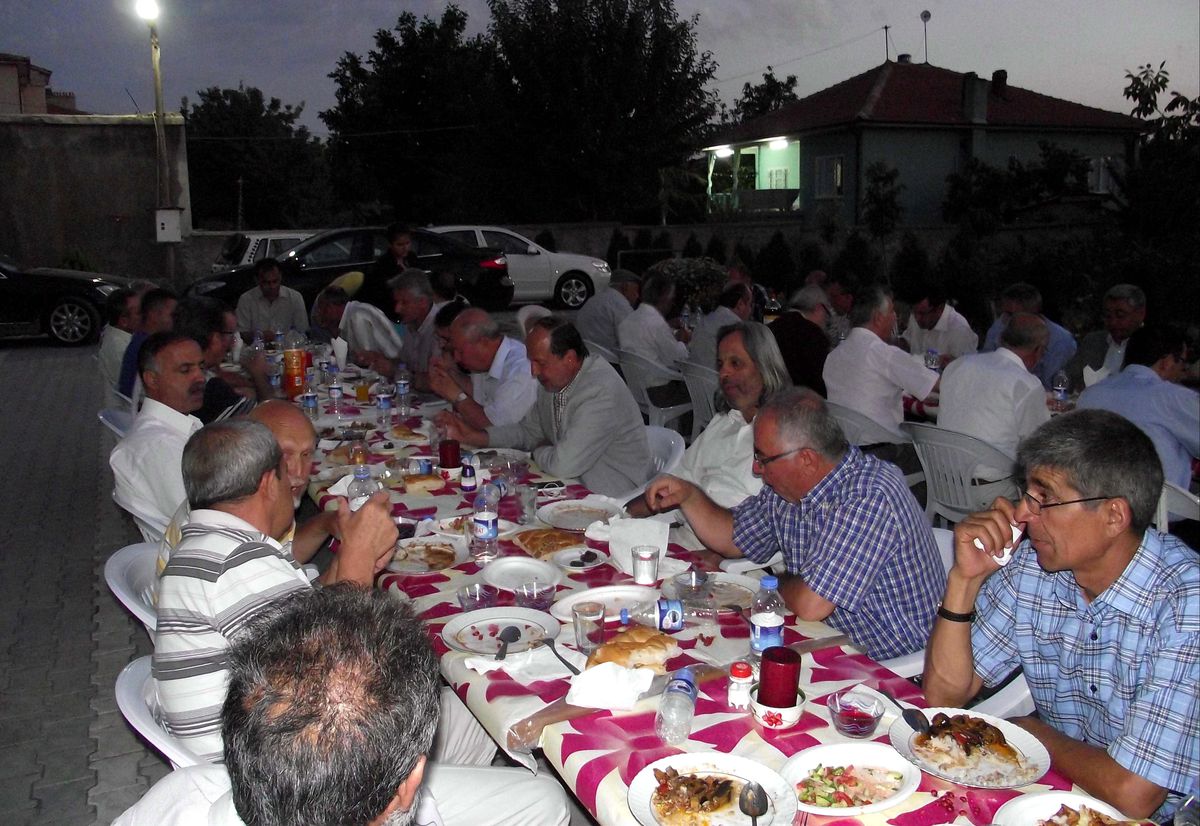 İsveç İslam Dernekleri Federasyon Başkanı\'ndan İftar Yemeği