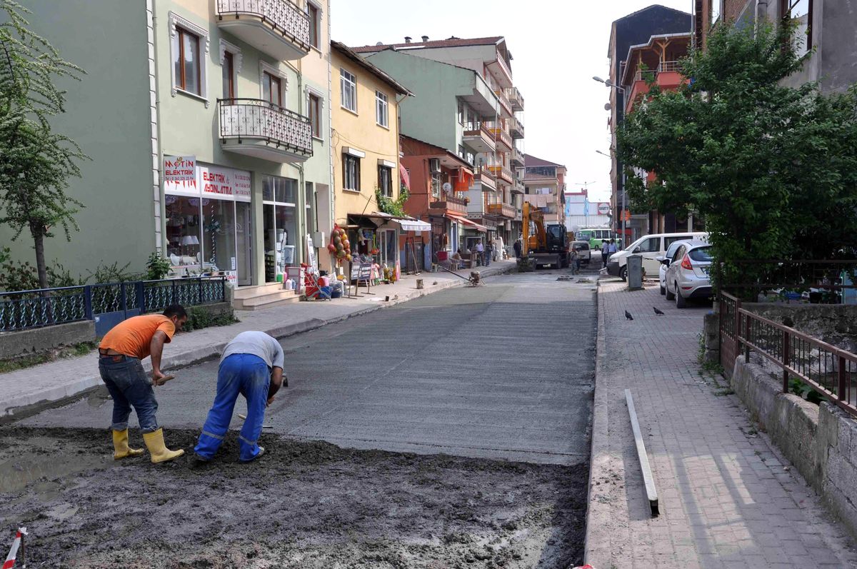 İzmit\'te Asfalt Çalışmaları Sürüyor