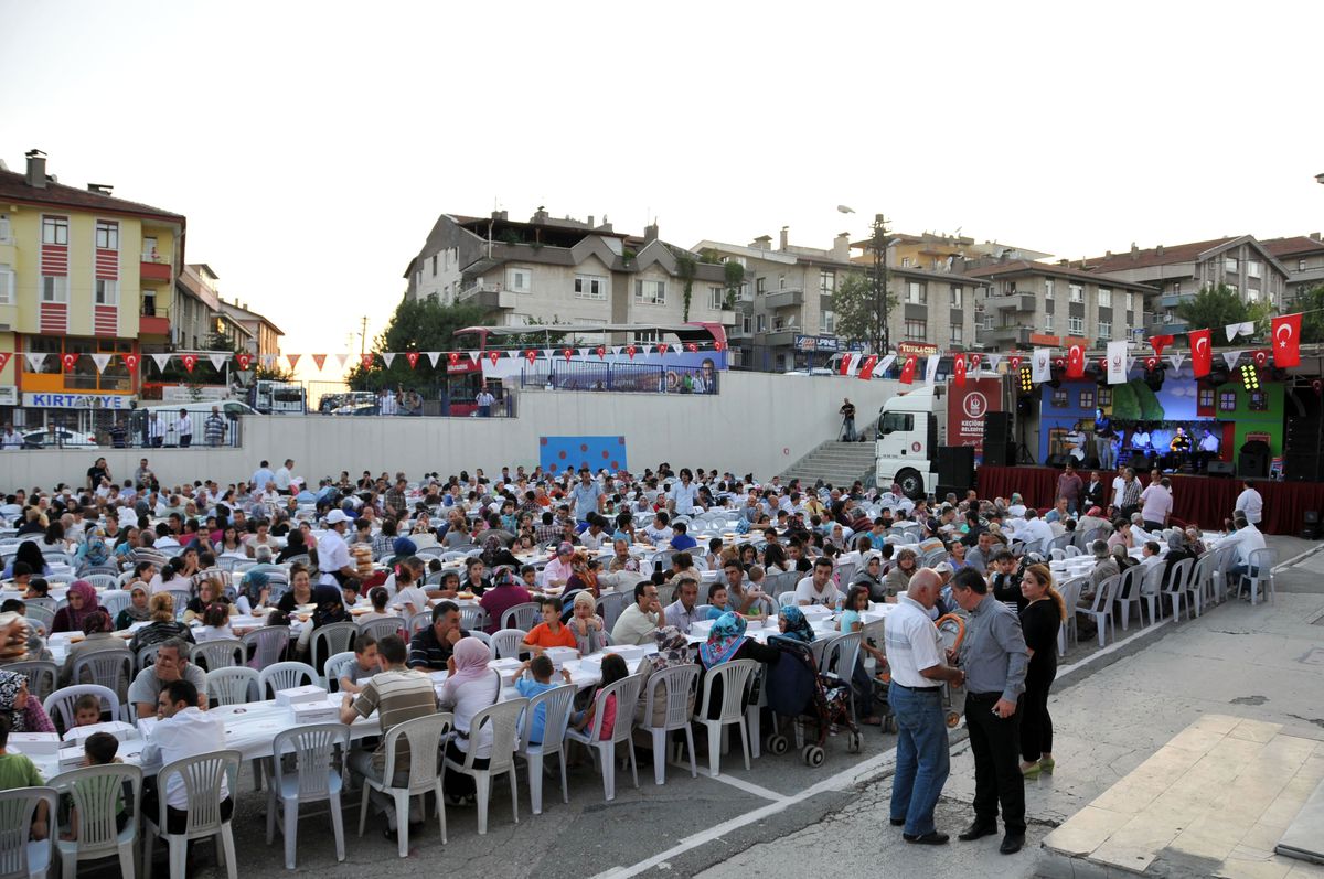 Keçiören\'de 2 Bin Kişi Aynı Sofrada