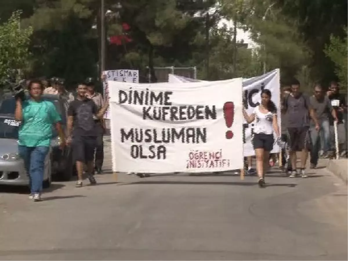 KKTC\'de İlahiyat Koleji Protestosu