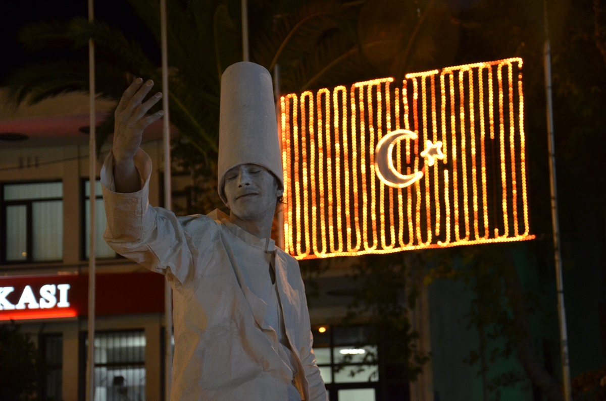 Mevlana Heykeline Büyük İlgi